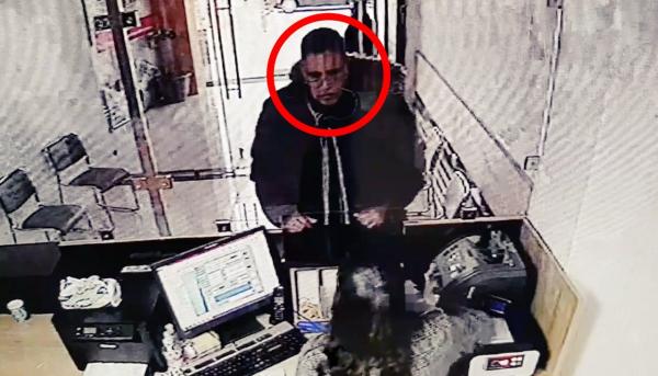 من يتعرف عليه: وكالة لـ"صرف العملات" تتعرض للنصب على طريقة "السماوي" والكاميرا تفضح "النصاب" (فيديو)